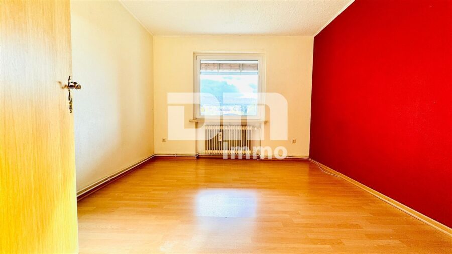 Modernisiertes Dreifamilienhaus + 2 Garagen in idyllischer Lage / großes Grundstück / Panoramablick - 1.OG WE2 Kinderzimmer